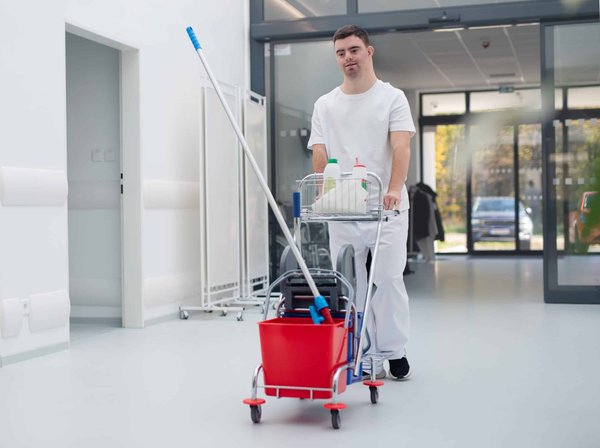 Comment aménager une zone de travail dans un séjour sans la délimiter visuellement?