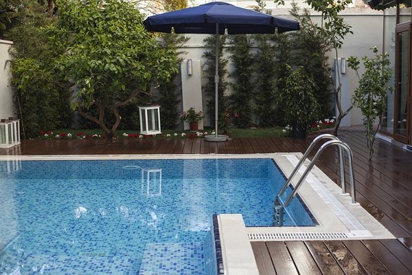 Volet piscine : sécurité, économie et élégance pour votre spa